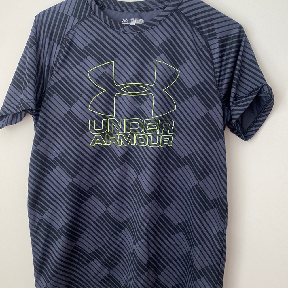Under Armour Tee. Youth XL.  Black.